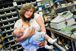 A multitasking breastfeeding mama